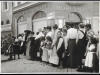 Meran_Muehlgraben_Anstehen_um_Milch_WSC0051
