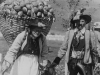 29_Sarntal_Almabtrieb_Krapfen-in-Rueckenkorb_AS-912_117